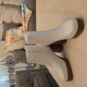 Sugar Winter White Soft Ankle Booties, Size 9, New never worn. 🛍🎀🎁